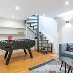 Lounge In A Cosy Apartment On Canal Saint-Martin