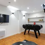 Lounge In A Cosy Apartment On Canal Saint-Martin