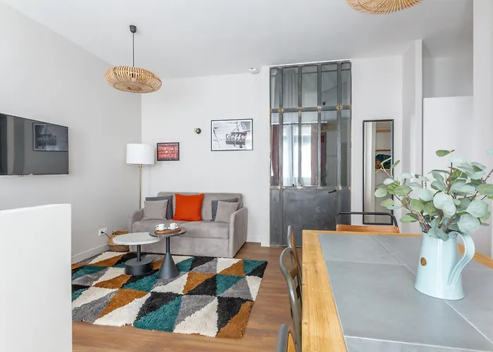 Lounge In A Cosy Apartment On Canal Saint-Martin