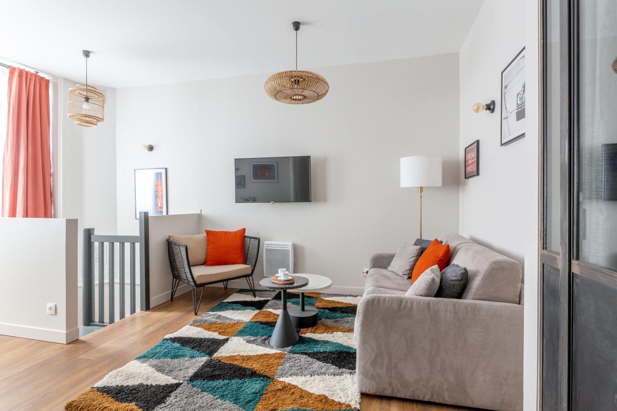 Lounge In A Cosy On Canal Saint-martin Parijs